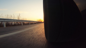 日落时在沥青上行驶以阳光照耀30秒视频