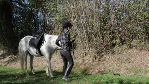 骑白马的年轻女子26秒视频