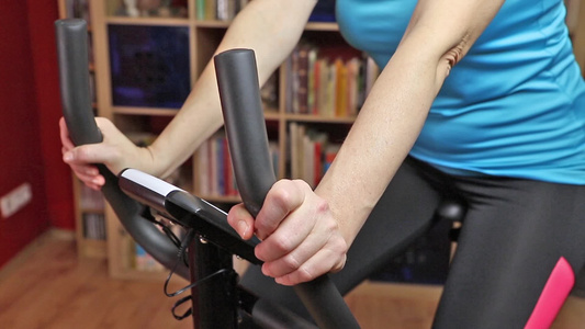 骑自行车训练员的女骑自行车者视频