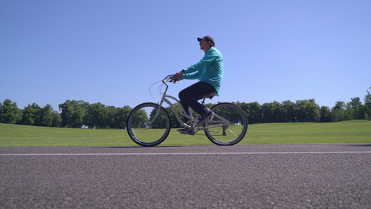 在公园里骑自行车的人视频