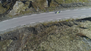 在阳光明媚的夏日戴着头盔的自行车手在挪威的山路上比赛12秒视频
