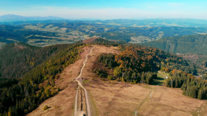 无人驾驶飞机飞越高地公路上空17秒视频