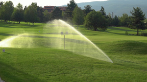 高尔夫球场喷水装置20秒视频