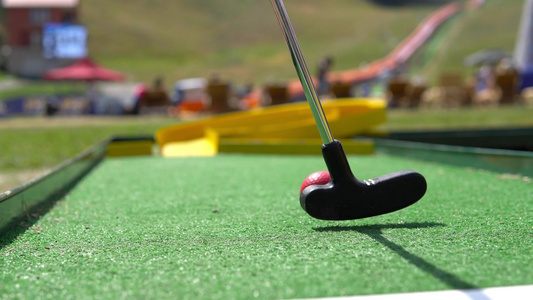 玩家用红球打小型高尔夫视频