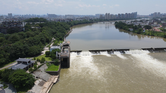 航拍河流泄洪堤坝[坝堤]视频