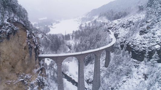 有铁路的Landwasser高架桥在瑞士的冬季雪天视频