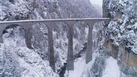 有铁路的Landwasser高架桥在瑞士的冬季雪天视频