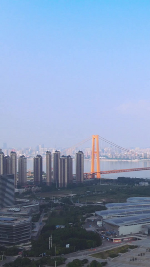 航拍城市风光节能环保光伏电池屋顶的武汉国际博览中心全景素材城市建设62秒视频