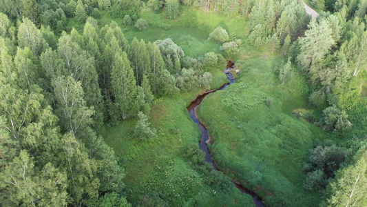 绿山中狭窄的河流青山之间刺绕着小河流草地视频