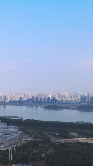 航拍城市风光节能环保光伏电池屋顶的武汉国际博览中心全景素材城市素材62秒视频