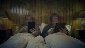 在床上看书的老年夫妇13秒视频