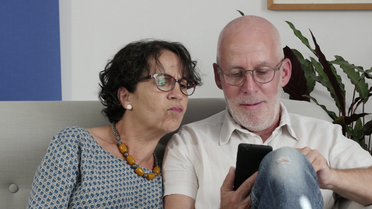高龄夫妇使用智能手机并微笑视频