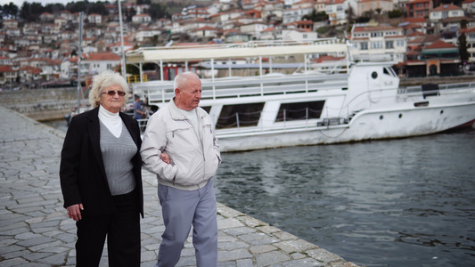 老年退休和人的概念快乐的老年夫妇在马其顿奥赫里德的视频