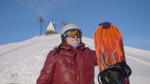 穿红色外套的高级女子在雪山上拿着滑板9秒视频