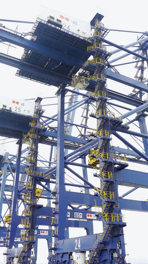 实拍港口大型起重机吊机设备大宗商品40秒视频