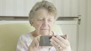 使用智能手机的老年妇女17秒视频