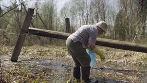 在池塘中收集垃圾的老年女性志愿工作者40秒视频