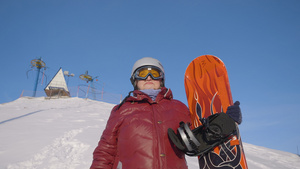 山上冬季度假胜地雪坡上站着雪板的高级妇女10秒视频