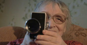 家中照相机的老年妇女25秒视频