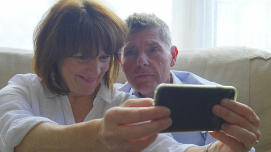 现代浪漫的老年情侣在智能手机上自拍视频