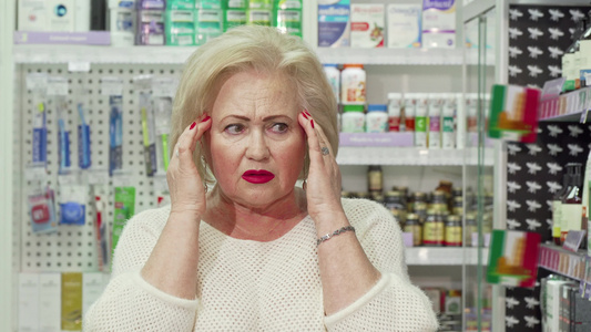 老年头痛在药店找药的老年女性视频