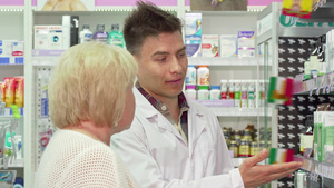 喜悦的男药剂师帮助老年女性客户10秒视频