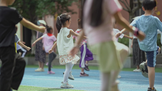 4k小学生幼儿园课间活动视频