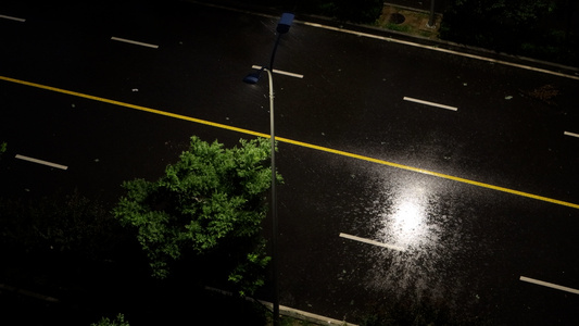 夏日夜晚路灯下的和风细雨[酷夏]视频