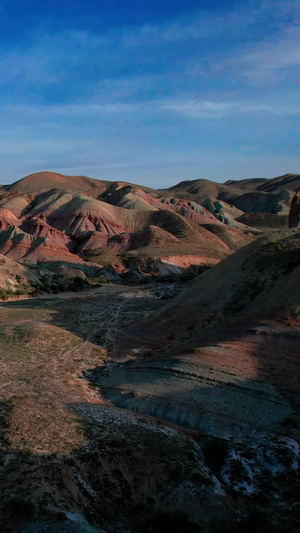 航拍阳光照耀下的新疆硫磺沟丹霞视频旅游景点42秒视频