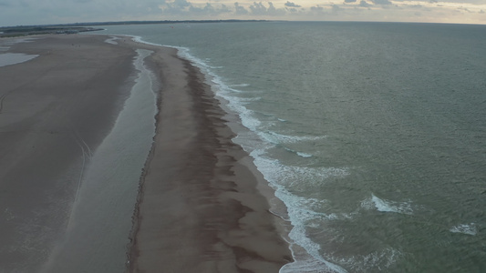 北凯尔海滨阴云日落时的美丽海岸线空中向前进4公里视频