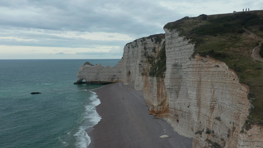 在法国4K的高悬崖和海岸线旁边的令人难以置信的前向视频