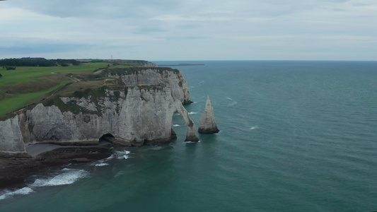 以4k的深蓝海洋在高覆盖日围绕顶层悬崖拱门视频