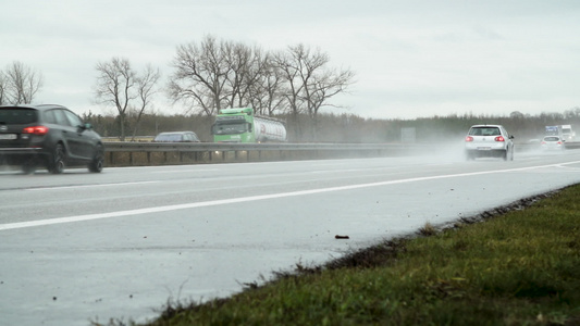 雨季2时的高速公路交通视频