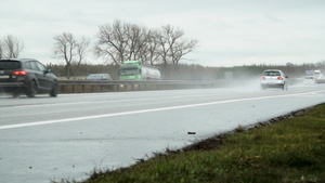 雨季2时的高速公路交通30秒视频