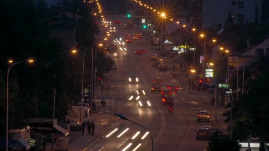 夜间显示汽车灯光的车厢交通时间差视频
