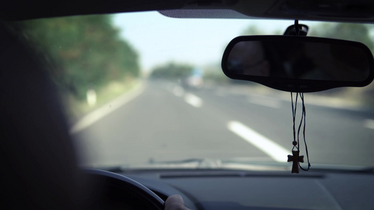 在高速公路上驾驶的后视镜上的男子风景视频