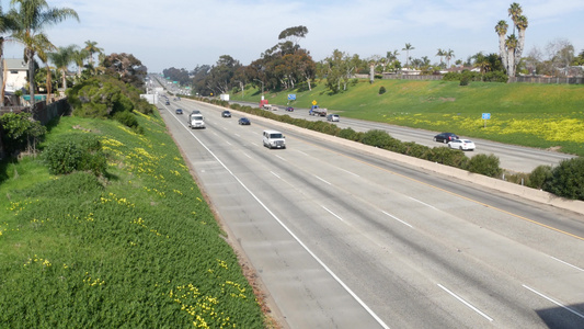城市间高速公路交通公路交通和绿化在加里福尼亚州际公路视频