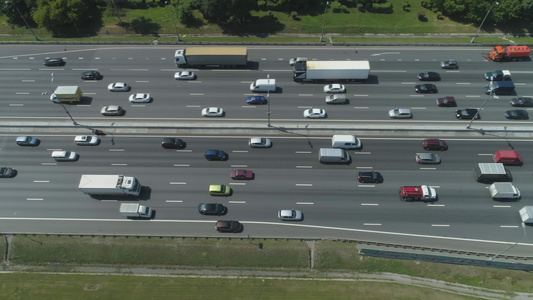 城市高速公路上的汽车在阳光明媚的夏日空中观光视频