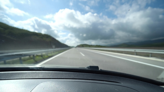 运动车驱动器在模糊的高速公路上播放重点是挡风玻璃视频