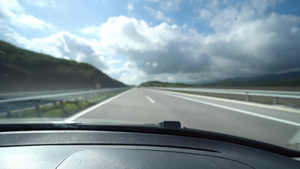 运动车驱动器在模糊的高速公路上播放重点是挡风玻璃14秒视频