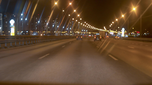 夜间高速公路穿过挡风玻璃视频
