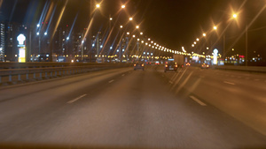 夜间高速公路穿过挡风玻璃25秒视频