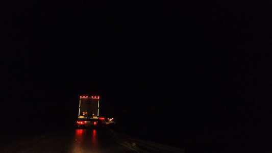 半卡车和在雨淋湿的夜路上反射视频