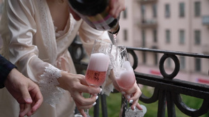 年轻夫妇开瓶香槟在阳台上倒杯子8秒视频