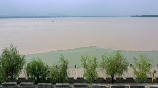 每年梅雨季节长江与清江在湖北省宜都市交汇形成明显的分界线[十月份]视频