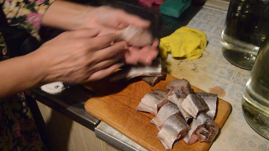 在煎锅前先切海鱼视频