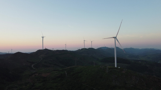 航拍户外日出新能源风力发电机自然风光4k空镜视频