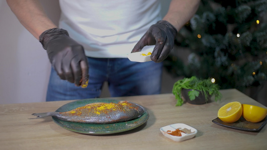 人类烹饪多拉多鱼在新年的桌子上与香料混为一谈视频