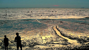 当日落和暴潮时休眠男子在海滩上行走10秒视频