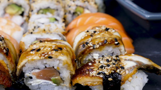 黑石板上传统的日本传统寿司卷视频